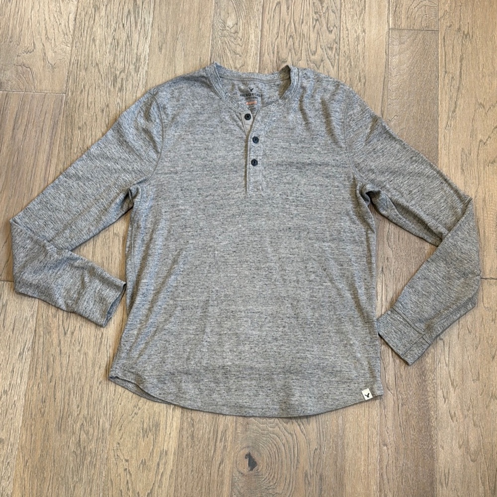 American Eagle Outfitters Gray Long Sleeve Henley Tee Size Medium